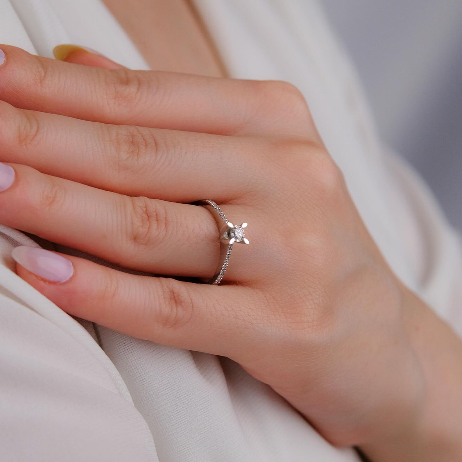 0,36 Karat Kolları Taşlı Tektaş Pırlanta Yüzük