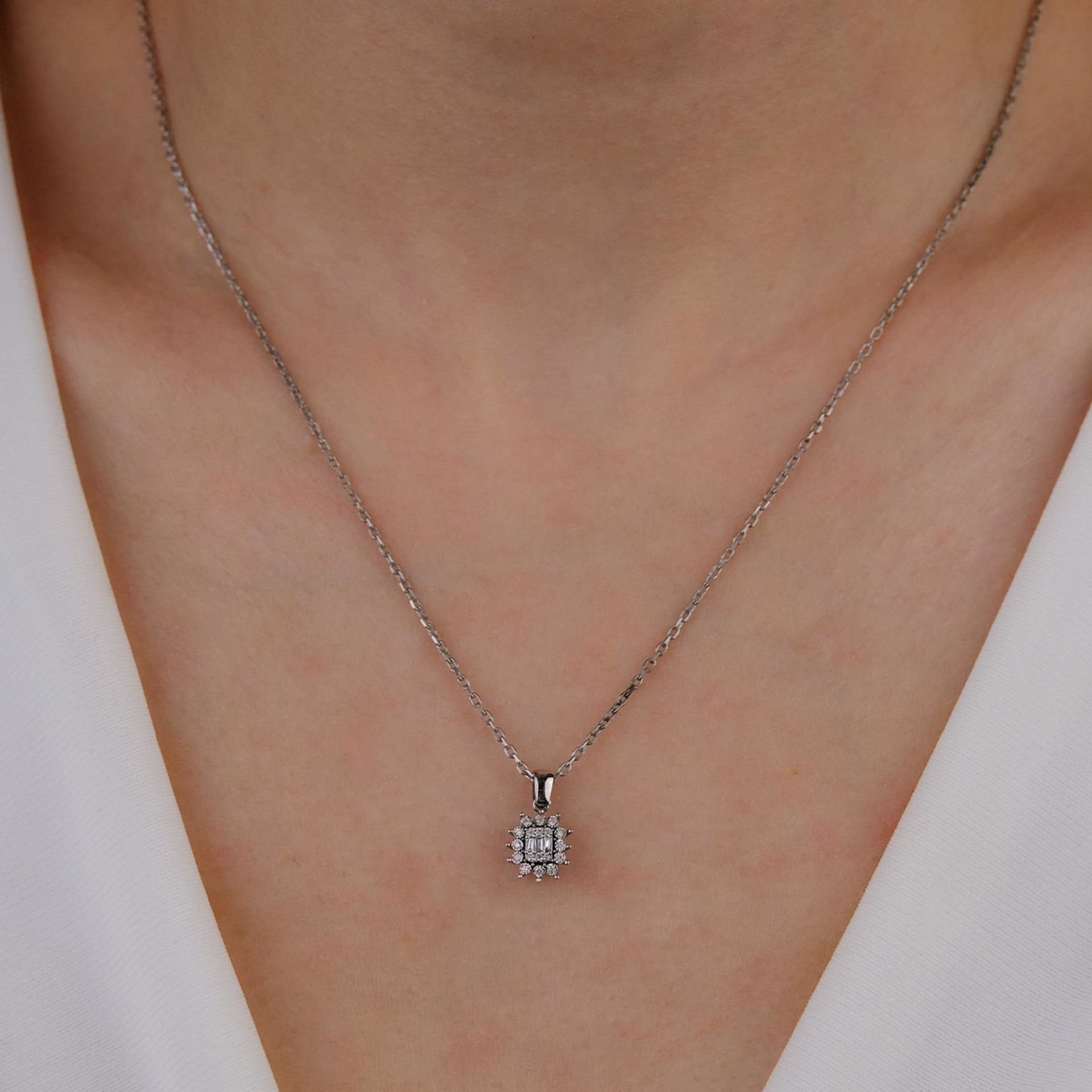 0,11 Karat Baget Tektaş Pırlanta Kolye