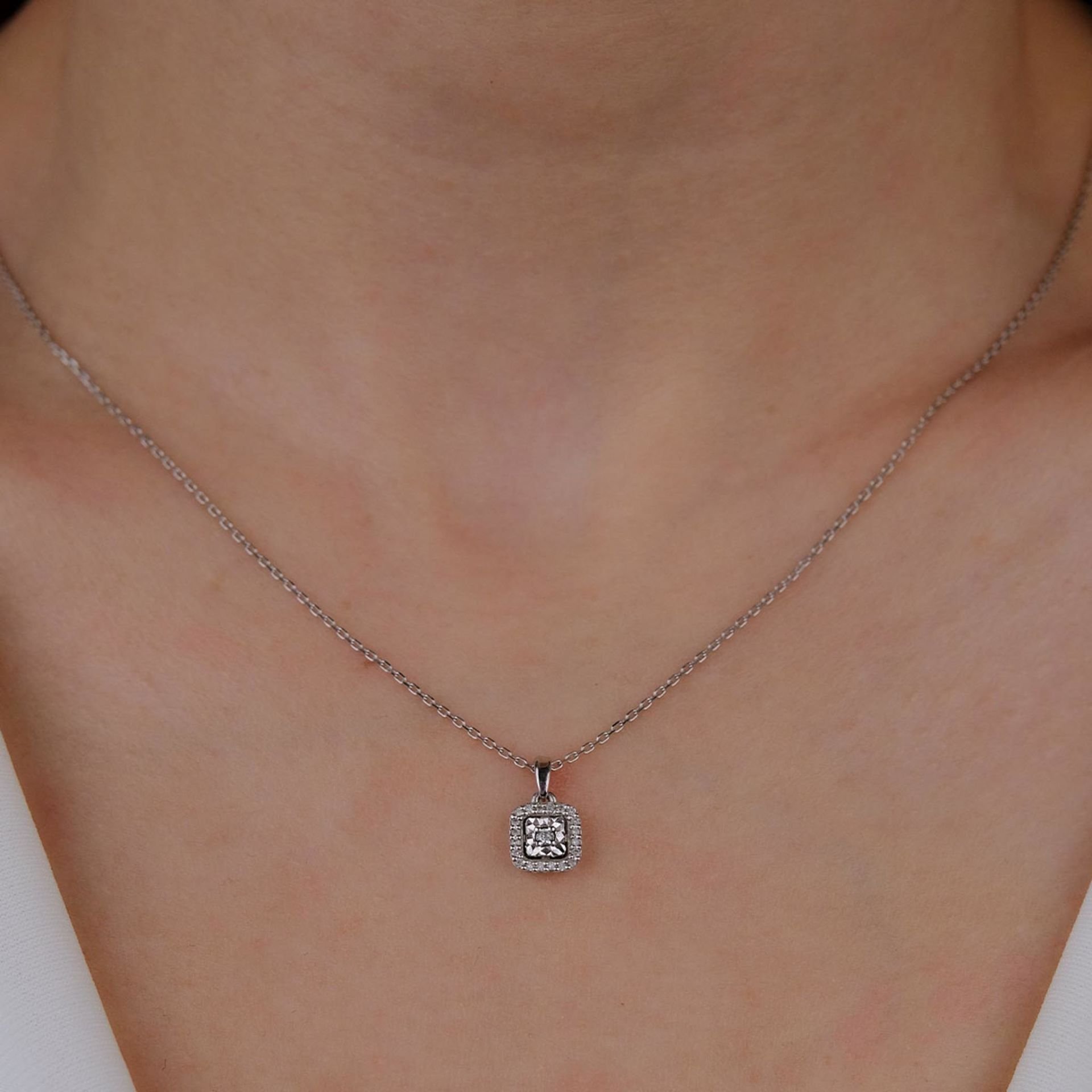 0.09 Karat Baget Tektaş Pırlanta Kolye