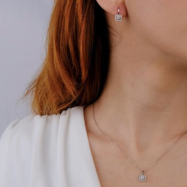 0.09 Karat Baget Tektaş Pırlanta Kolye