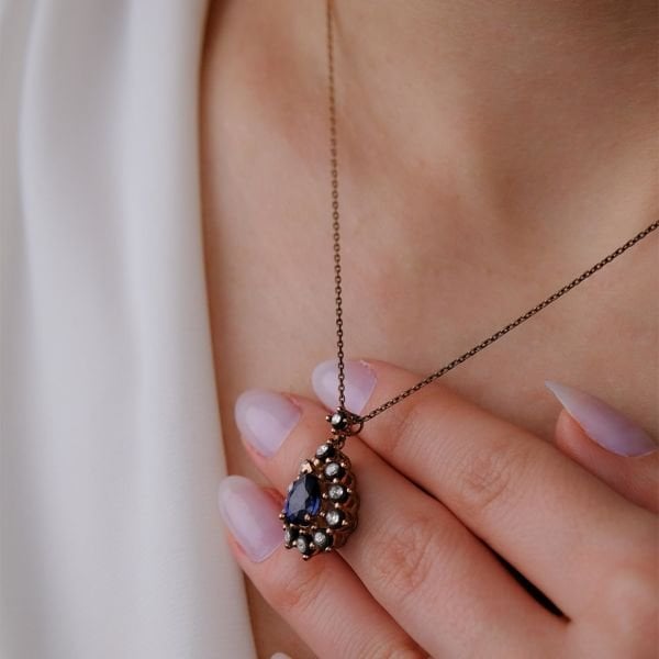 1,68 Karat Mavi Damla Safir Elmas Kolye
