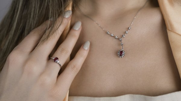 0,73 Karat Fantezi Yakut Pırlanta Kolye