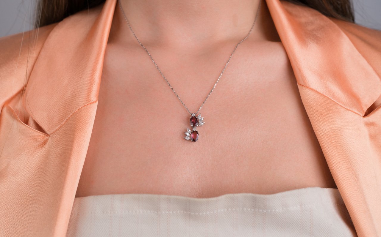 1,96 Karat Trend Pembe Safir Pırlanta kolye